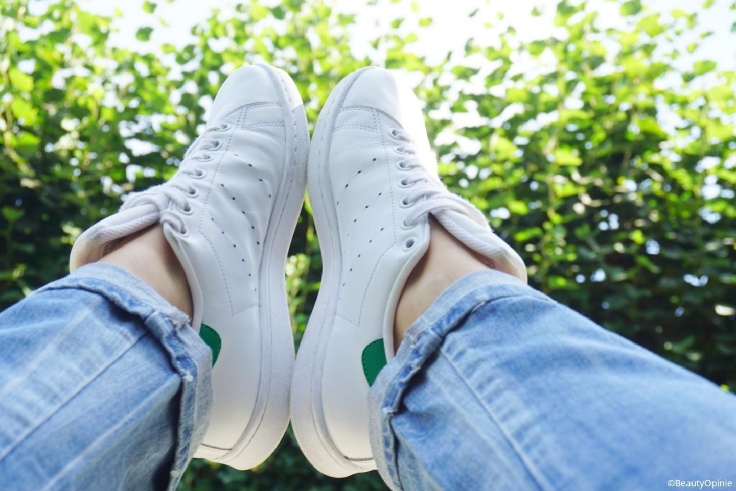 Waarom witte sneakers een musthave zijn voor je garderobe