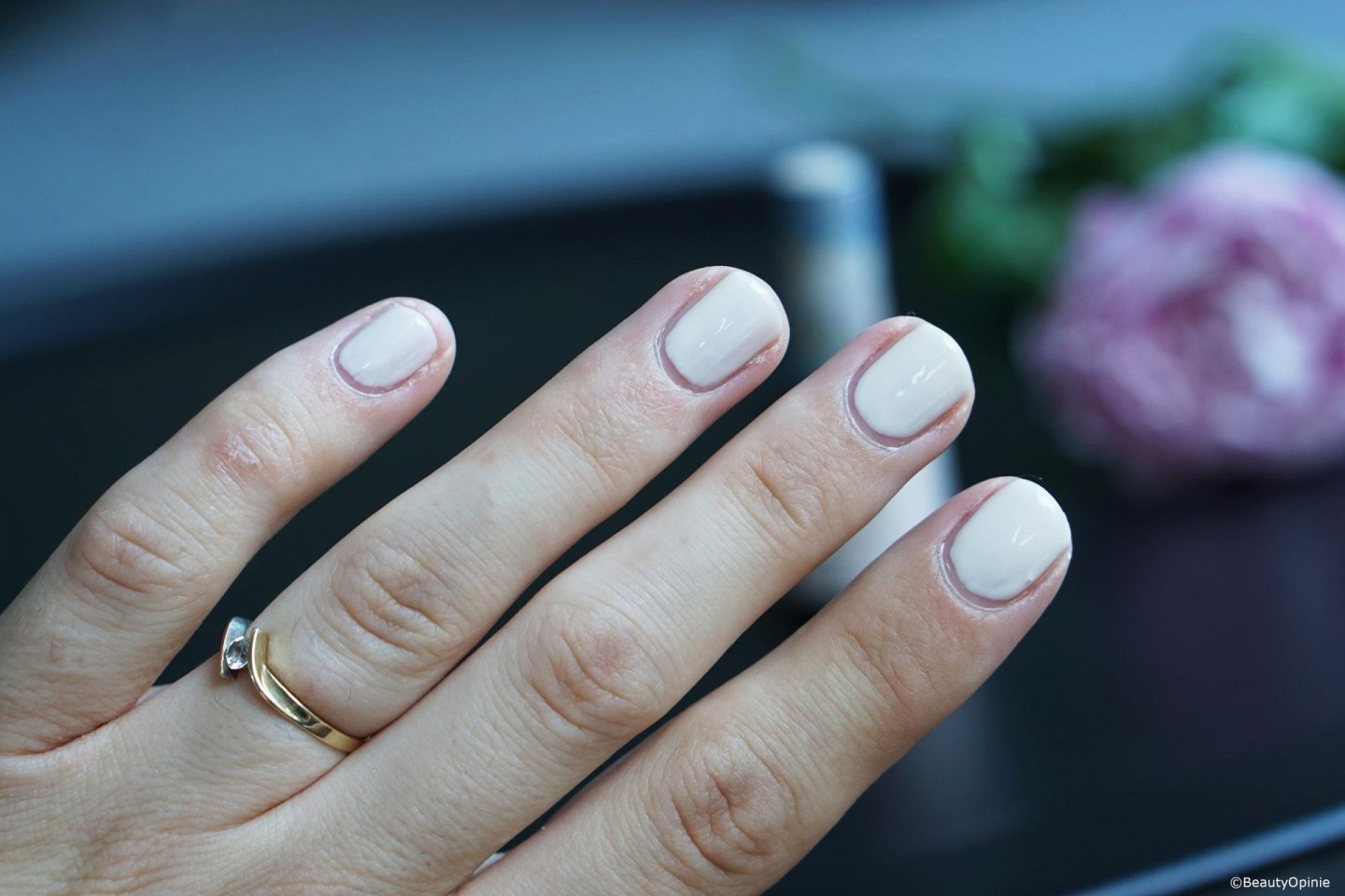 294 Bridal Beige pink gellac swatches